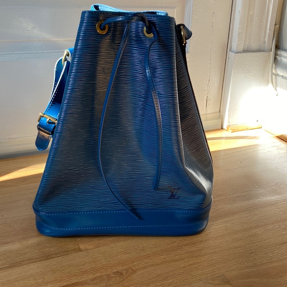 Great condition Louis Vuitton Epi Leather Large Noe bag